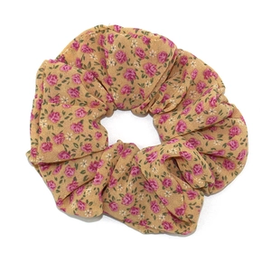 Chouchou à fleurs en mousseline avec base jaune et motifs de roses mauves style élégant