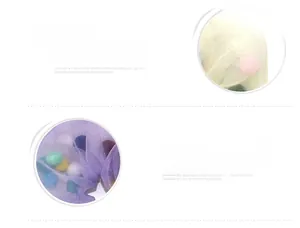 Détail de chouchous en organza translucide avec des pompons en peluche colorés