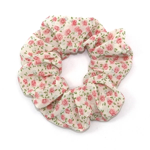 Chouchou élégant en mousseline avec motifs de roses roses sur fond crème doux