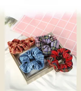 Lot de quatre chouchous en tissu à carreaux rouge bleu violet et orange