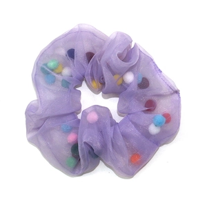 Chouchou en organza violet avec mini pompons colorés pour coiffure élégante