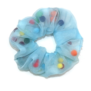 Chouchou en organza bleu clair avec pompons colorés à l'intérieur pour coiffure femme