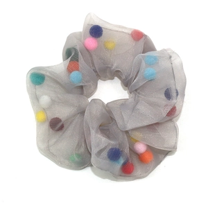 Chouchou en organza gris avec pompons colorés pour des coiffures élégantes de femmes