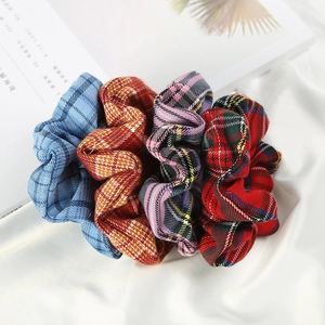 Lot de quatre chouchous à carreaux aux couleurs pastel et motifs classiques