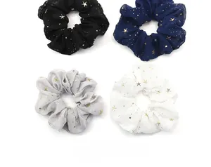 Lot de quatre chouchous en mousseline avec motif d'étoiles en noir, bleu, gris et blanc