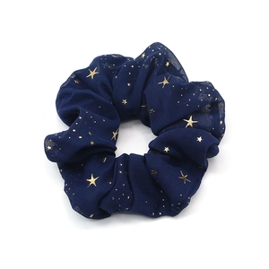Chouchou en mousseline bleu foncé avec motifs d'étoiles dorées sur fond blanc pur