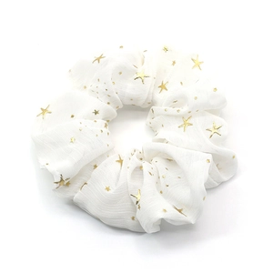 Chouchou en mousseline blanche avec motifs d'étoiles dorées sur fond blanc net