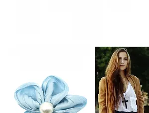Détail d'une pince à cheveux fleur en satin bleu clair avec perle de style coréen