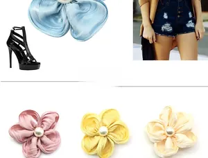 Détails de barrettes fleurs en tissu faites à la main avec perles centrales en quatre couleurs