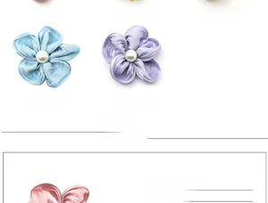 Détail de barrettes à fleurs en satin avec perles centrales en couleurs pastel variées