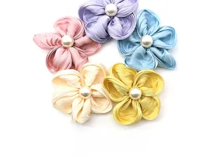 Vue détaillée de cinq barrettes à fleurs en tissu de soie avec perles centrales