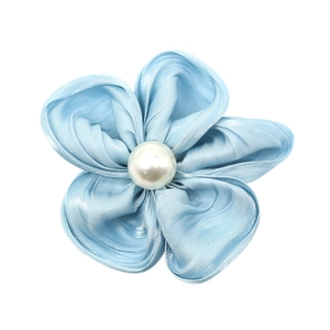 Pince à cheveux fleur en satin bleu clair avec perle, accessoire élégant pour femmes