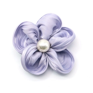 Pince à cheveux fleur en tissu lavande élégante avec perle centrale pour un look doux