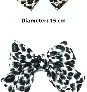 Vue détaillée de la grande pince à cheveux à motif léopard avec texture en velours doux