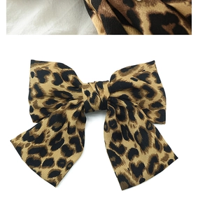 Détails de la texture d'une grande pince à cheveux avec motif léopard et fermoir à ressort