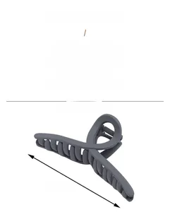 Détail d'une pince à cheveux de 11 cm en acrylique gris foncé au fini mat