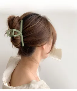 Détail de la grande pince à cheveux vert mat pour chignon de style coréen
