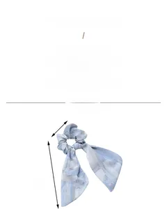 Vue détaillée du chouchou en mousseline bleu et blanc, diamètre 9cm et ruban de 23cm