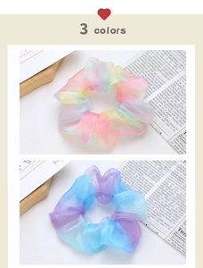 Detailansicht bunter Organza-Haargummis in Pastellverlauf und blau-violetten Tönen
