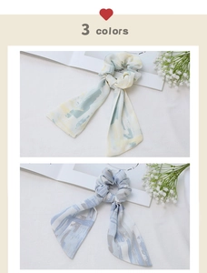 Détail de trois couleurs de chouchous en mousseline avec longs rubans et texture florale