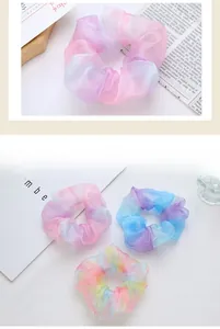 Makro-Detail von Organza-Haargummis in Pastell-Farbverlauf Pink Blau und Regenbogenfarben