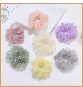 Ensemble détaillé de sept chouchous en organza pastel avec une texture chatoyante et légère