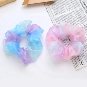 Organza-Haargummis in Pastellfarben mit blauem und rosa Farbverlauf und Netzstruktur