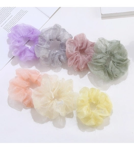 Collection de sept chouchous en organza pastel de différentes couleurs pour la coiffure