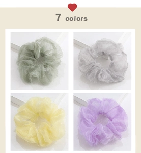 Détail de quatre chouchous en organza aux tons pastel avec un léger éclat et texture plissée