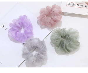 Lot de quatre chouchous en organza pastel en violet, rose, gris et vert clair