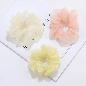 Lot de trois chouchous en organza brillant en couleurs crème, rose et jaune pastel