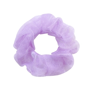 Chouchou en maille violet clair minimaliste avec texture chatoyante sur fond blanc