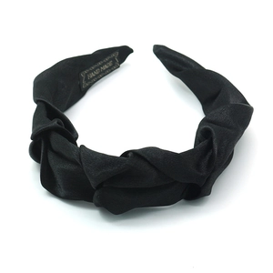 Diadema de satén negro hecha a mano con diseño trenzado y acabado de seda