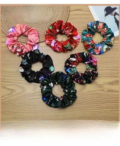 Nahaufnahme von sechs LED-leuchtenden Weihnachts-Scrunchies mit Satin-Festdrucken
