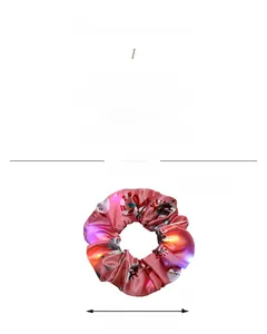 Detaillierte Ansicht des LED Weihnachts-Scrunchie mit Maßen von 11 cm Außen- und 4 cm Innendurchmesser