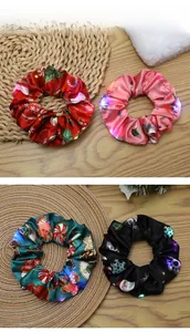 Detail von Weihnachts-LED-Haargummis aus Satin mit festlichen Mustern in vier Farben