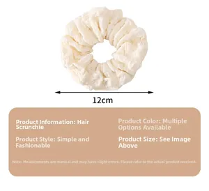 Détail d'un chouchou plissé crème de 12cm montrant la texture du tissu et la taille