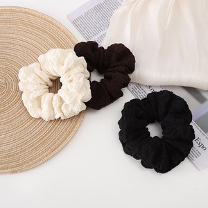 Lot de 3 chouchous plissés en tissu gaufré aux couleurs crème, marron et noir chic