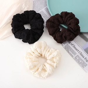 Lot de 3 chouchous plissés minimalistes en noir, café et beige en tissu à bulles doux