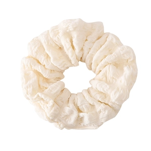 Chouchou minimaliste crème en tissu seersucker avec texture plissée douce pour femmes