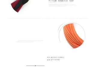 Vue détaillée des bandeaux en tricot bordeaux et orange montrant la texture du tissu