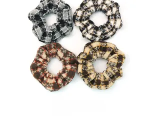 Lot de quatre chouchous à motifs à carreaux de diverses couleurs classiques sur fond blanc