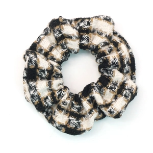 Chouchou en tweed à carreaux noir et blanc pour femme avec une texture tissée