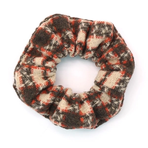 Chouchou rétro à carreaux orange d'automne hiver en tissu de tweed épais sur fond blanc
