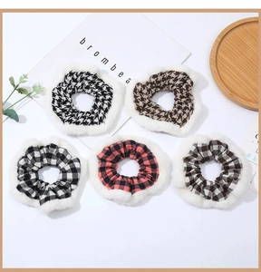 Lot de cinq chouchous à carreaux en peluche avec bordure en fausse fourrure pour automne
