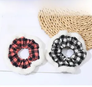 Détails de chouchous à carreaux en peluche rouge et blanc sur un fond douillet
