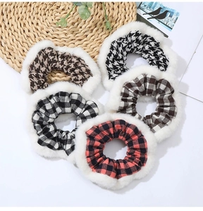 Gros plan de cinq chouchous en peluche à carreaux avec bordure en fausse fourrure blanche