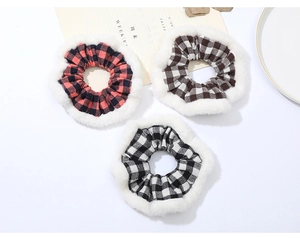 Gros plan de chouchous à carreaux avec des détails de bordure en peluche blanche