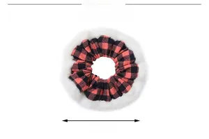 Détail montrant le diamètre de 14cm du chouchou en peluche à carreaux rouge et noir