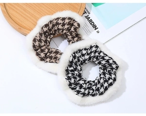 Détail de chouchous en peluche à motif pied-de-poule marron et noir avec bordure douce